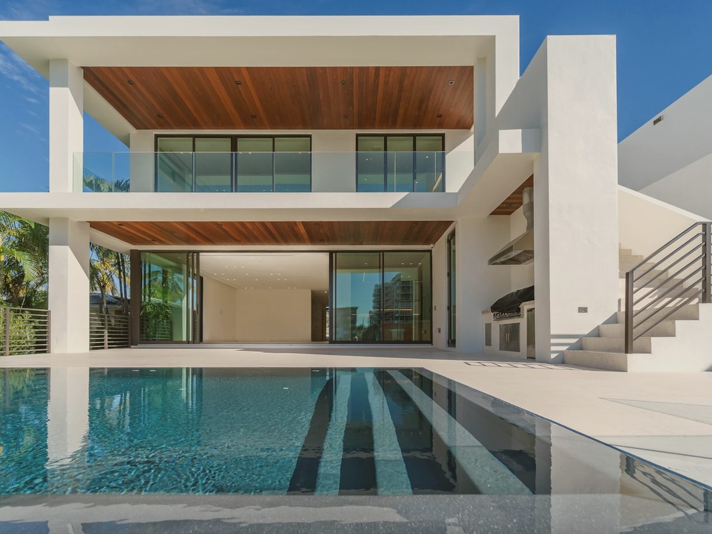 Private villa with pool in Dubai